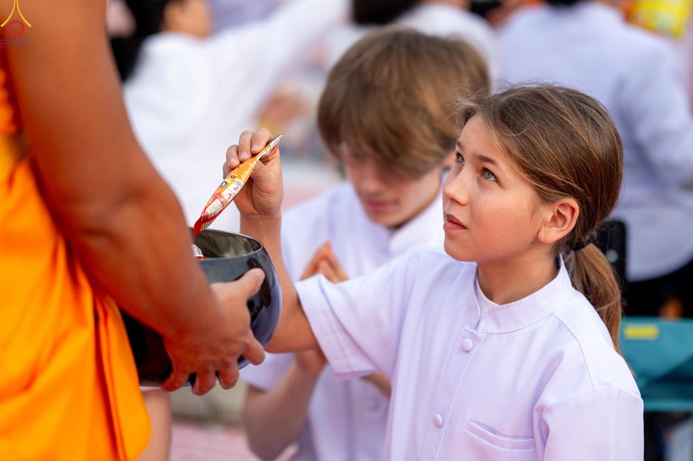 ภาพ No.302708:วันที่ 24 มกราคม พ.ศ. 2569 พิธีตักบาตรพระธรรมยาตรา(ภาพชุดที่ 2) ณ อนุสรณ์สถานลำดับที่ 5 สถานที่เผยแผ่วิชชาธรรมกายครั้งแรก อนุสรณ์สถานบางปลา วัดบางปลา อำเภอบางเลน จังหวัดนครปฐม ในโครงการธรรมยาตรา กตัญญูบูชา มหาปูชนียาจารย์ พระมงคลเทพมุนี(สด จนฺทสโร) พระผู