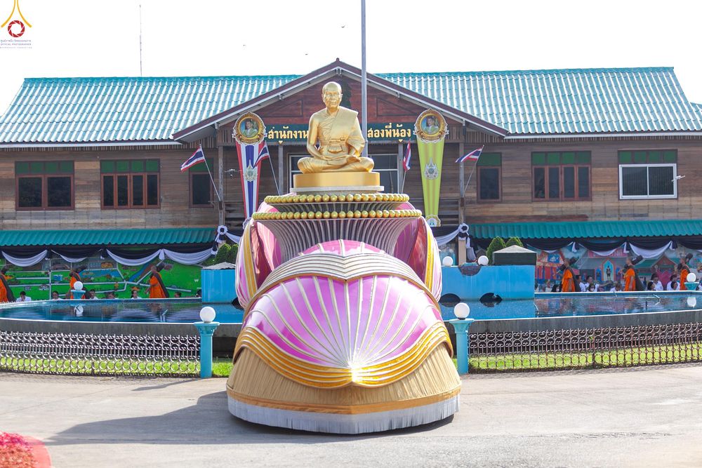 ภาพ No.287779:วันที่ 3 มกราคม พ.ศ. 2569 พิธีต้อนรับพระธรรมยาตรา ครั้งที่ 2 (ภาพชุดที่ 2) ในโครงการธรรมยาตรา กตัญญูบูชา มหาปูชนียาจารย์ พระมงคลเทพมุนี(สด จนฺทสโร) พระผู้ปราบมาร อนุสรณ์สถาน 7 แห่ง ปีที่ 14 ณ อนุสรณ์สถานมหาวิหารพระมงคลเทพมุนี (โลตัสแลนด์) อ.สองพี่น้อง จ.