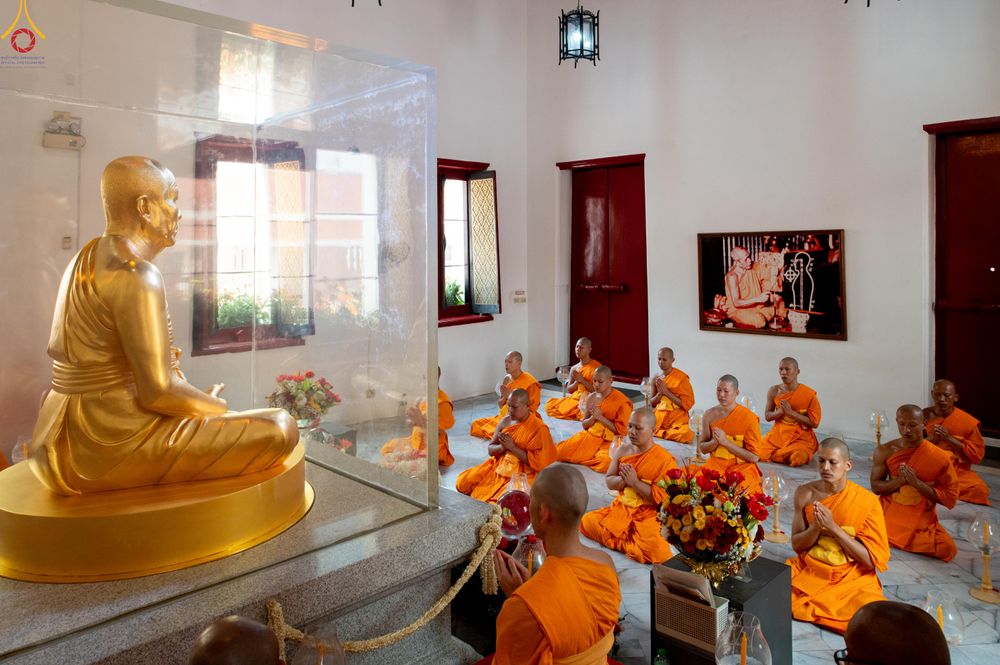 ภาพ No.297019:วันที่ 17 มกราคม พ.ศ. 2569 พิธีจุดประทีปถวายเป็นพุทธบูชา และบูชาธรรมมหาปูชนียาจารย์  ณ วัดโบสถ์บน ต.บางคูเวียง จ.นนทบุรี อนุสรณ์สถานลำดับที่ 4 สถานที่เกิดด้วยกายธรรม ในโครงการธรรมยาตรา กตัญญูบูชา มหาปูชนียาจารย์ พระมงคลเทพมุนี(สด จนฺทสโร) พระผู้ปราบมาร อ