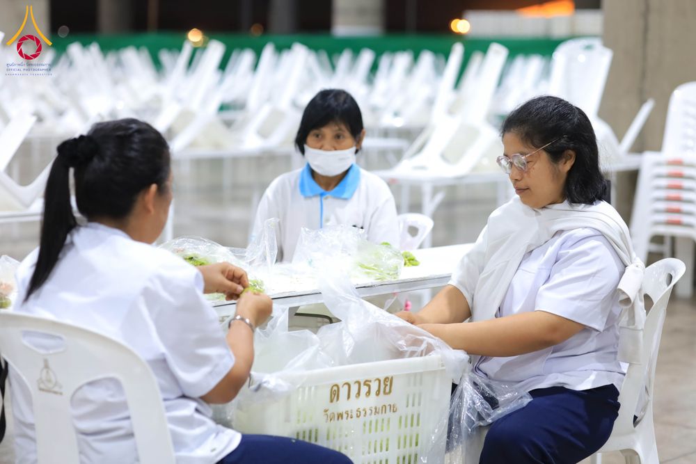 ภาพ No.303277:วันที่ 15-21 มกราคม พ.ศ.2569 ปลิดกลีบดอกเบญจทรัพย์ เพื่อโปรยต้อนรับพระธรรมยาตรา ในโครงการธรรมยาตรา กตัญญูบูชา มหาปูชนียาจารย์ พระมงคลเทพมุนี(สด จนฺทสโร) พระผู้ปราบมาร อนุสรณ์สถาน 7 แห่ง ปีที่ 14 ณ วิหารคด วัดพระธรรมกาย