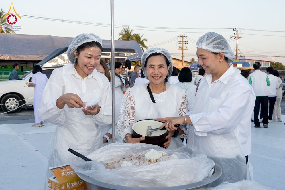 ภาพ No.289874:วันที่ 8 มกราคม พ.ศ. 2569 พิธีถวายภัตตาหารเป็นสังฆทาน แด่พระธรรมยาตรา ณ อนุสรณ์สถานคลองบางนางแท่น อ.สามพราน จ.นครปฐม ในโครงการธรรมยาตรา กตัญญูบูชา มหาปูชนียาจารย์ พระมงคลเทพมุนี(สด จนฺทสโร) พระผู้ปราบมาร อนุสรณ์สถาน 7 แห่ง ปีที่ 14