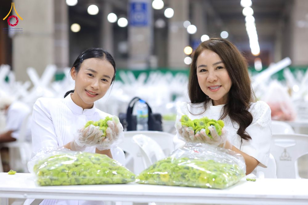 ภาพ No.303270:วันที่ 15-21 มกราคม พ.ศ.2569 ปลิดกลีบดอกเบญจทรัพย์ เพื่อโปรยต้อนรับพระธรรมยาตรา ในโครงการธรรมยาตรา กตัญญูบูชา มหาปูชนียาจารย์ พระมงคลเทพมุนี(สด จนฺทสโร) พระผู้ปราบมาร อนุสรณ์สถาน 7 แห่ง ปีที่ 14 ณ วิหารคด วัดพระธรรมกาย