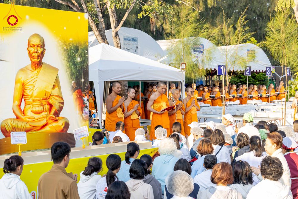 ภาพ No.292710:วันที่ 12 มกราคม พ.ศ. 2569 พิธีถวายภัตตาหารเป็นสังฆทาน แด่พระธรรมยาตรา ณ อนุสรณ์สถานมหาวิหารพระมงคลเทพมุนี (โลตัสแลนด์) อ.สองพี่น้อง จ.สุพรรณบุรี ในโครงการธรรมยาตรา กตัญญูบูชา มหาปูชนียาจารย์ พระมงคลเทพมุนี(สด จนฺทสโร) พระผู้ปราบมาร อนุสรณ์สถาน 7 แห่ง ปี