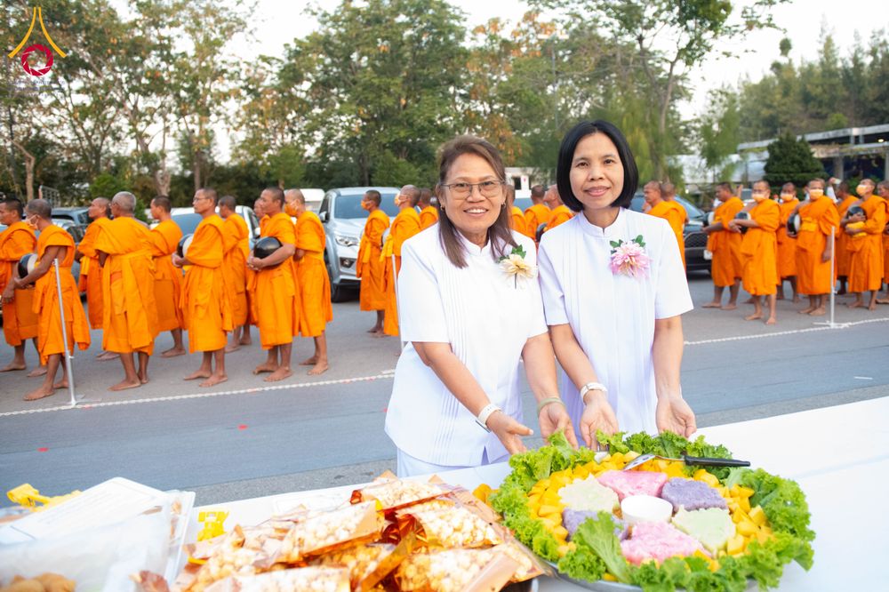 ภาพ No.293513:วันที่ 13 มกราคม พ.ศ. 2569 พิธีถวายภัตตาหารเป็นสังฆทาน แด่พระธรรมยาตรา ณ อนุสรณ์สถานมหาวิหารพระมงคลเทพมุนี (โลตัสแลนด์) อ.สองพี่น้อง จ.สุพรรณบุรี ในโครงการธรรมยาตรา กตัญญูบูชา มหาปูชนียาจารย์ พระมงคลเทพมุนี(สด จนฺทสโร) พระผู้ปราบมาร อนุสรณ์สถาน 7 แห่ง ปี