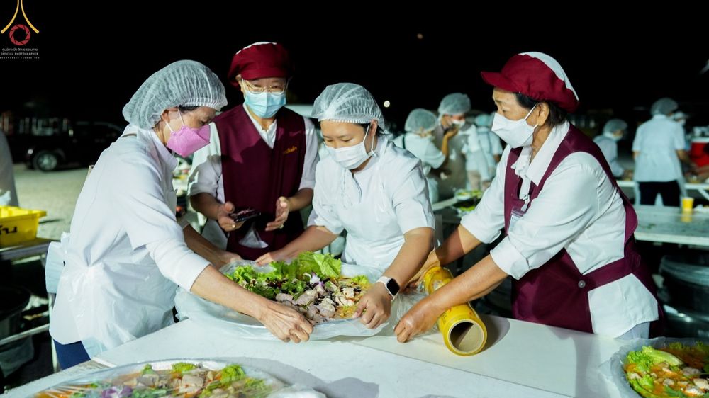 ภาพ No.72897:พิธีถวายภัตตาหารเป็นสังฆทาน แด่คณะพระธรรมยาตราฯ ในโครงการธรรมยาตรากตัญญูบูชา มหาปูชนียาจารย์ พระมงคลเทพมุนี(สด จนฺทสโร) พระผู้ปราบมาร อนุสรณ์สถาน 7 แห่ง ปีที่ 11 วันที่ 20 มกราคม พ.ศ. 2566
