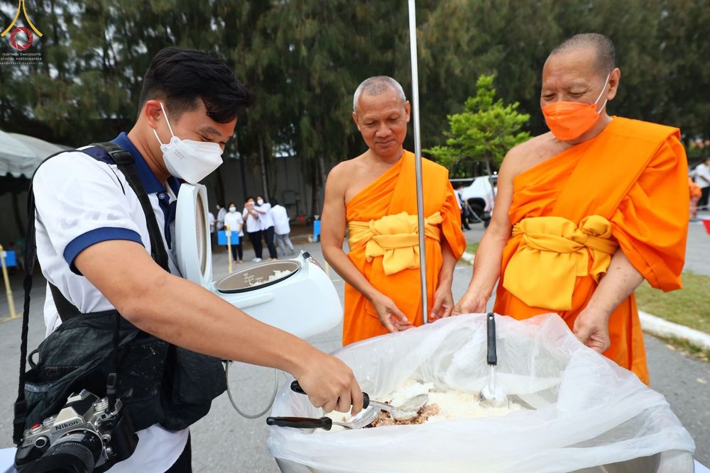 ภาพ No.69233:พิธีถวายภัตตาหารเป็นสังฆทาน แด่คณะพระธรรมยาตราฯ ในโครงการธรรมยาตราฯ ปีที่ 11 ณ อนุสรณ์สถานมหาวิหารพระมงคลเทพมุนี อ.สองพี่น้อง จ.สุพรรณบุรี วันที่ 4 และ 5 มกราคม พ.ศ. 2566