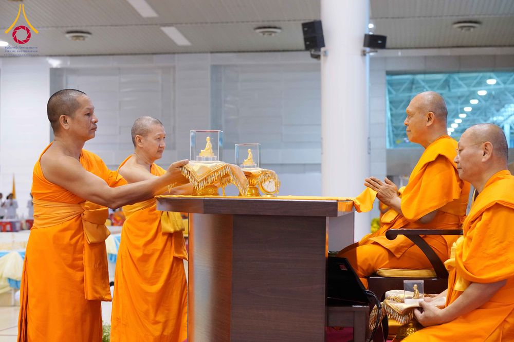 ภาพ No.337975:วันอาทิตย์ต้นเดือน 5 กรกฎาคม พ.ศ.2569 สัมมนาพิเศษ พิธีมอบพระของขวัญ ณ ห้องแก้วสารพัด1 วัดพระธรรมกาย