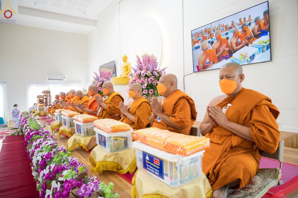 ภาพ No.70332:พิธีเจริญพระพุทธมนต์ ปฏิบัติธรรม มอบทุนการศึกษา ถวายสังฆทาน 139 วัด เพื่อถวายเป็นพุทธบูชา และขับเคลื่อนโครงการหมู่บ้านรักษาศีล 5 โดยคณะสงฆ์จังหวัดสุพรรณบุรี คณะศิษยานุศิษย์วัดพระธรรมกาย โครงการธรรมยาตรา ปีที่ 11 วันที่ 7 มกราคม พ.ศ. 2566 ณ ศูนย์ปฏิบัติธร