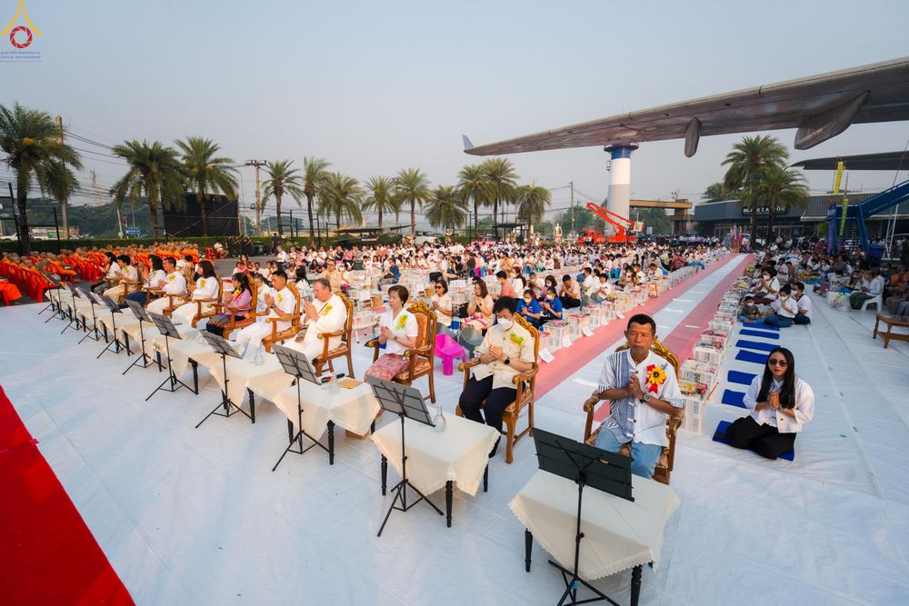 ภาพ No.321033:วันอาทิตย์ที่ ๑๒ เมษายน พ.ศ ๒๕๖๙ พิธีตักบาตรปี๋ใหม่เมืองพระภิกษุสงฆ์ ๓๓๙ รูป  อุทิศถวายพระราชกุศลสมเด็จพระนางสิริกิติ์  พระบรมราชินีนาถ พระบรมราชชนนีพันปีหลวง และฉลองเมืองแม่แตงครบรอบ ๑๑๙ ปี ณ ลานโรงแรมแอร์ไดมอนด์ อำเภอแม่แตง จังหวัดเชียงใหม่