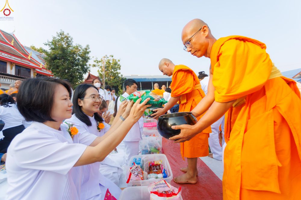 ภาพ No.297724:วันที่ 18 มกราคม พ.ศ. 2569 พิธีตักบาตรพระธรรมยาตรา ณ วัดโบสถ์บน ต.บางคูเวียง จ.นนทบุรี อนุสรณ์สถานลำดับที่ 4 สถานที่เกิดด้วยกายธรรม ในโครงการธรรมยาตรา กตัญญูบูชา มหาปูชนียาจารย์ พระมงคลเทพมุนี(สด จนฺทสโร) พระผู้ปราบมาร อนุสรณ์สถาน 7 แห่ง ปีที่ 14