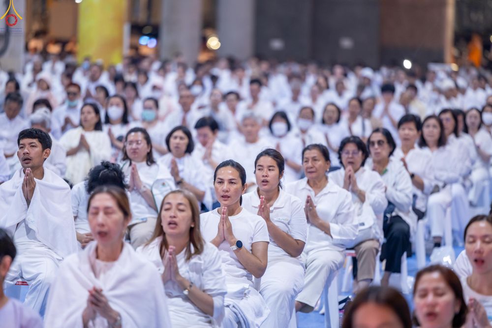 ภาพ No.280434:วันที่ 31 ธันวาคม พ.ศ.2568 -วันที่ 1 มกราคม พ.ศ.2569 พิธีฉลองชัยสวดมนต์บทธัมมจักกับปปวัตนสูตร ครบ 8,000,000,000 จบ , พิธีสวดมนต์ข้ามปี ณ วัดพระธรรมกาย