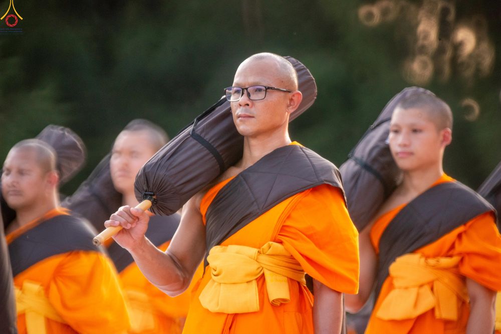 ภาพ No.281656:วันที่ 24 ธันวาคม พ.ศ.2568 พระธรรมยาตรา ปฏิบัติธรรม และถ่ายภาพหมู่ประวัติศาสตร์ ณ ลานหน้ามหาวิหารพระมงคลเทพมุนีฯ วัดพระธรรมกาย