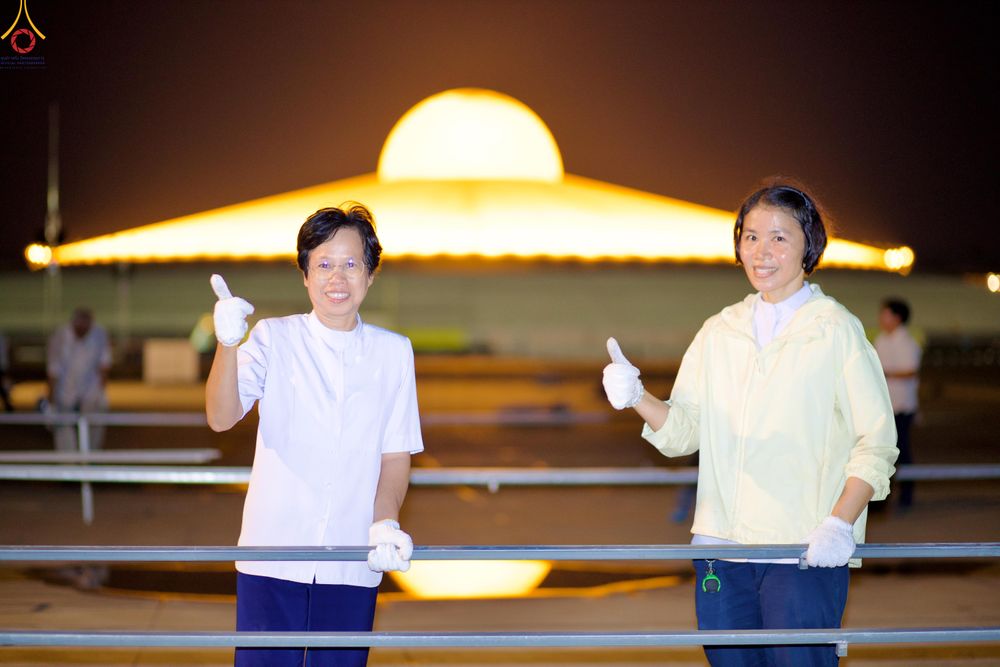 ภาพ No.326946:วันที่ 1 พฤษภาคม พ.ศ.2569 พระภิกษุ สามเณร เจ้าหน้าที่ สาธุชน ร่วมกันเก็บงาน ณ ลานธรรม วัดพระธรรมกาย