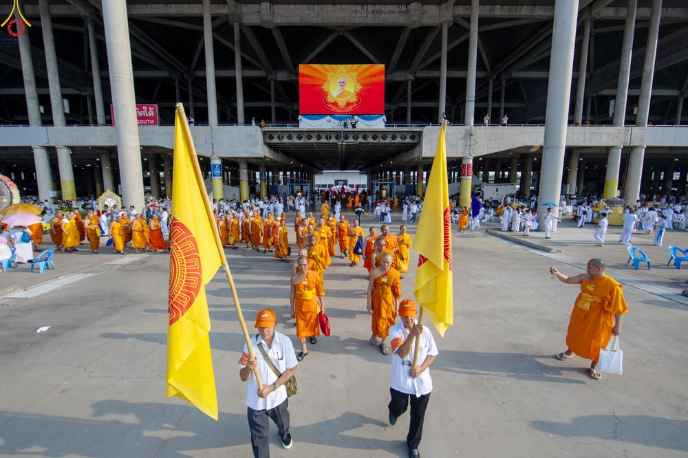 ภาพ No.324427:วันที่ 22 เมษายน พ.ศ.2569 (วันคุ้มครองโลก) งานถวายมหาสังฆทาน 40,000 กว่าวัดทั่วประเทศ บรรยากาศพระสังฆาธิการและสาธุชน  เดินทางเข้าลานธรรม วัดพระธรรมกาย