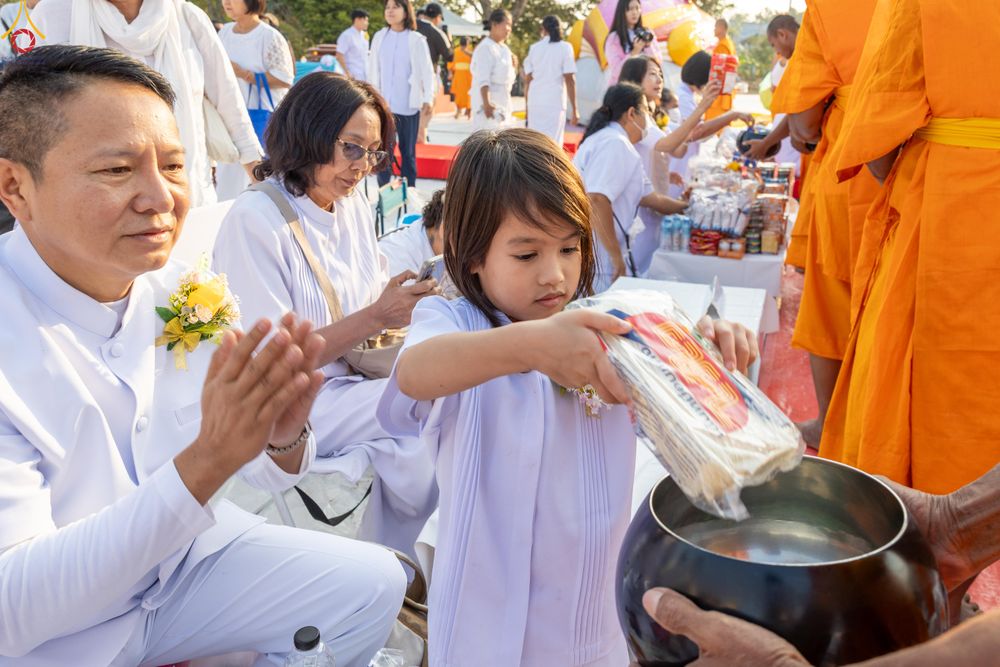 ภาพ No.294558:วันที่ 14 มกราคม พ.ศ. 2569 พิธีตักบาตรพระธรรมยาตรา ณ วัดสองพี่น้อง ต.ต้นตาล อ.สองพี่น้อง จ.สุพรรณบุรี ในโครงการธรรมยาตรา กตัญญูบูชา มหาปูชนียาจารย์ พระมงคลเทพมุนี(สด จนฺทสโร) พระผู้ปราบมาร อนุสรณ์สถาน 7 แห่ง ปีที่ 14