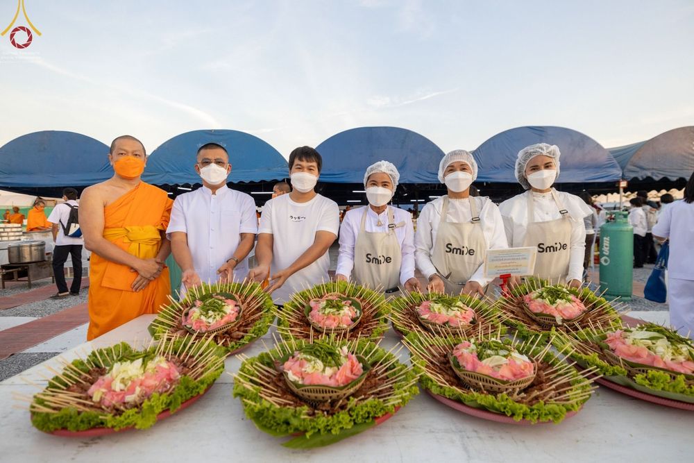 ภาพ No.74937:พิธีถวายภัตตาหารเป็นสังฆทาน แด่คณะพระธรรมยาตราฯ ในโครงการธรรมยาตรากตัญญูบูชา มหาปูชนียาจารย์ พระมงคลเทพมุนี(สด จนฺทสโร) พระผู้ปราบมาร อนุสรณ์สถาน 7 แห่ง ปีที่ 11 วันที่ 29 มกราคม พ.ศ. 2566