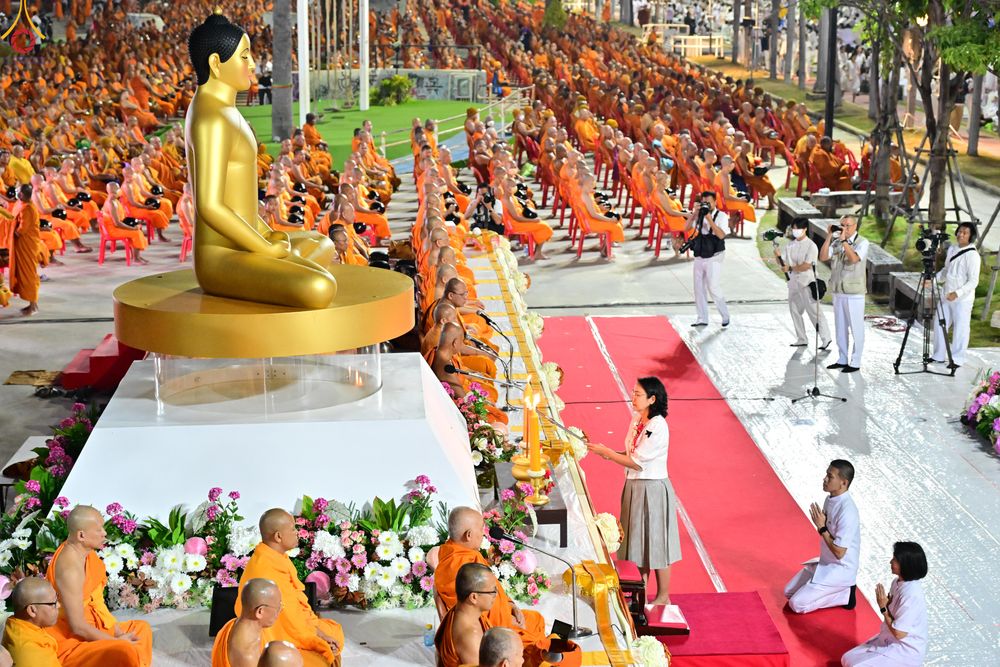 ภาพ No.284143:วันเสาร์ที่ 20 ธันวาคม พ.ศ.2568  พิธีตักบาตรพระ 10,000 รูป เนื่องในโอกาส 194 ปี จังหวัดกาญจนบุรี และอุทิศส่วนกุศลให้แด่บรรพชนทั้งหลาย บริเวณถนนสองแคว (Skywalk) เมืองกาญจนบุรี