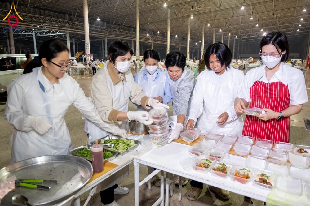 ภาพ No.303774:วันที่ 28 มกราคม พ.ศ. 2569 พิธีถวายภัตตาหารเป็นสังฆทาน แด่พระธรรมยาตรา ณ วัดพระธรรมกาย  จังหวัดปทุมธานี ในโครงการธรรมยาตรา กตัญญูบูชา มหาปูชนียาจารย์ พระมงคลเทพมุนี(สด จนฺทสโร) พระผู้ปราบมาร อนุสรณ์สถาน 7 แห่ง ปีที่ 14