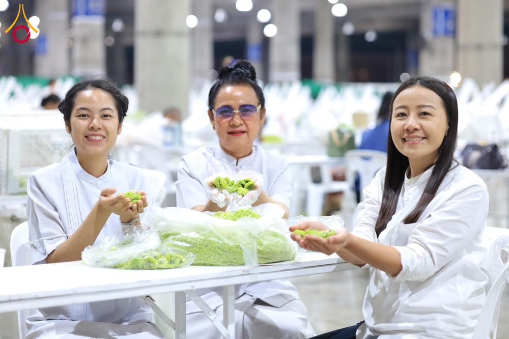 ภาพ No.303267:วันที่ 15-21 มกราคม พ.ศ.2569 ปลิดกลีบดอกเบญจทรัพย์ เพื่อโปรยต้อนรับพระธรรมยาตรา ในโครงการธรรมยาตรา กตัญญูบูชา มหาปูชนียาจารย์ พระมงคลเทพมุนี(สด จนฺทสโร) พระผู้ปราบมาร อนุสรณ์สถาน 7 แห่ง ปีที่ 14 ณ วิหารคด วัดพระธรรมกาย