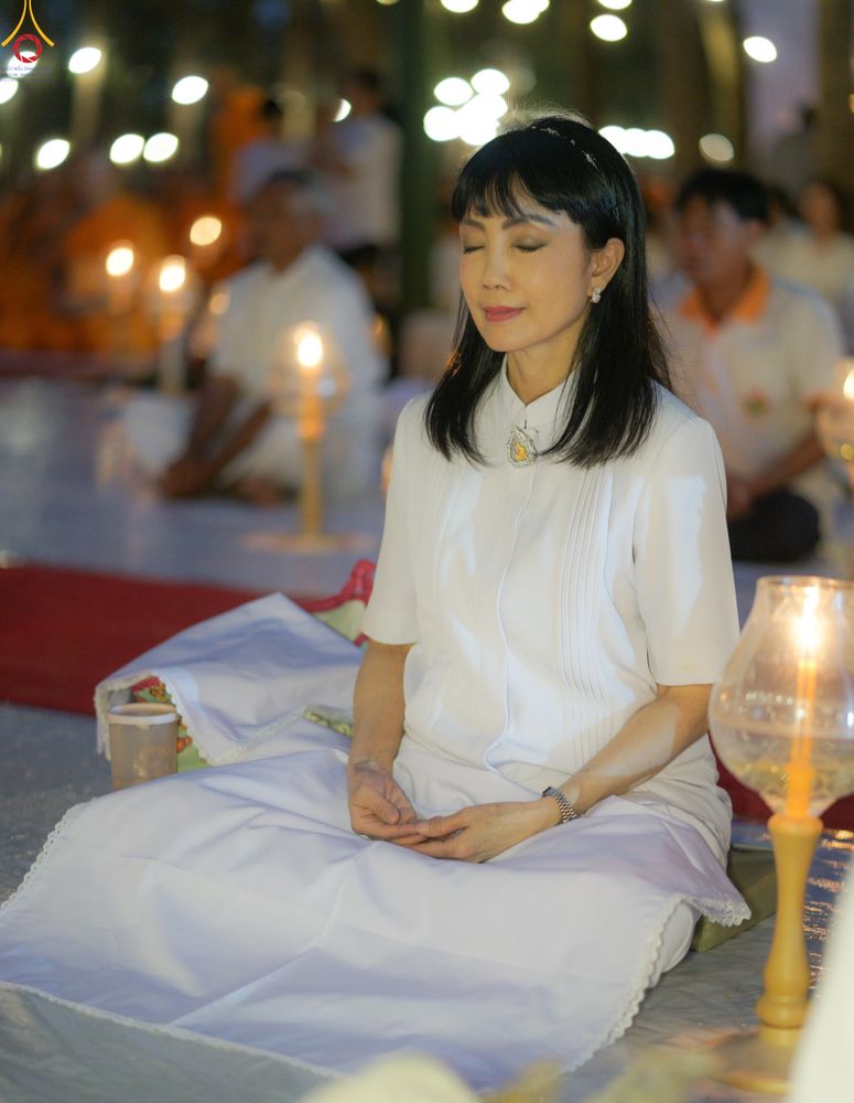 ภาพ No.290209:วันที่ 6 มกราคม พ.ศ. 2569 พิธีจุดประทีปถวายเป็นพุทธบูชา และบูชาธรรมมหาปูชนียาจารย์ (ภาพชุดที่ 2) ณ อนุสรณ์สถานมหาวิหารพระมงคลเทพมุนี (โลตัสแลนด์) อ.สองพี่น้อง จ.สุพรรณบุรี ในโครงการธรรมยาตรา กตัญญูบูชา มหาปูชนียาจารย์ พระมงคลเทพมุนี(สด จนฺทสโร) พระผู้ปรา