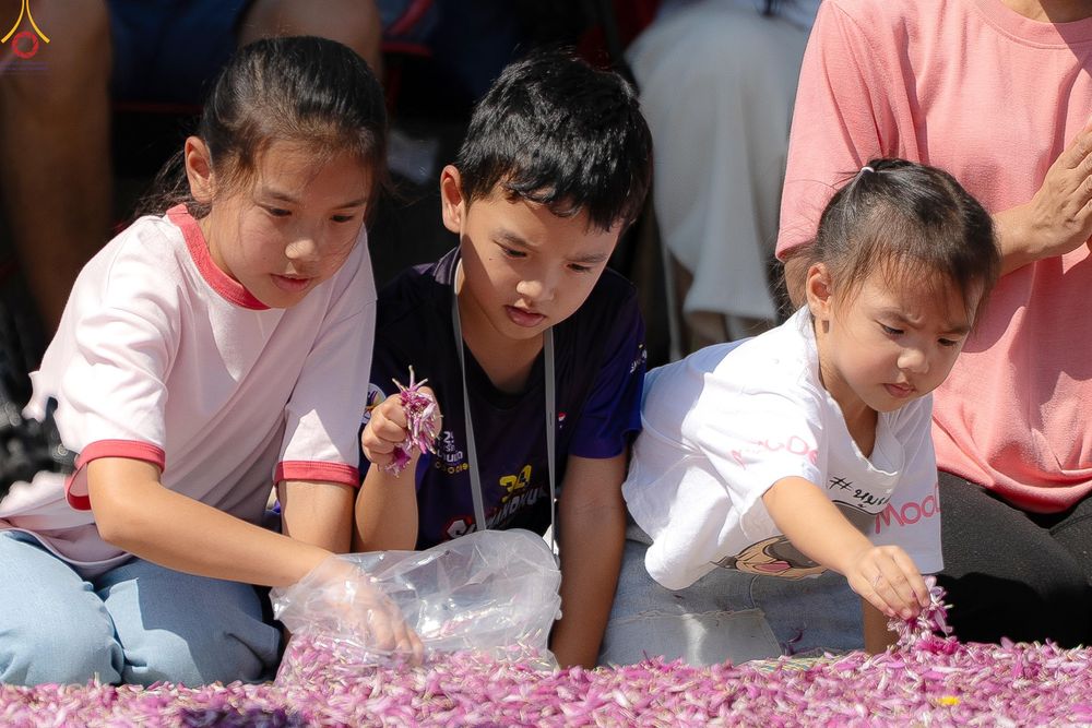 ภาพ No.304064:วันที่ 25 มกราคม พ.ศ. 2569 พิธีต้อนรับพระธรรมยาตรา  รร.สามัคคีราษฏร์บำรุง-วัดพระธรรมกาย ในโครงการธรรมยาตรา กตัญญูบูชา มหาปูชนียาจารย์ พระมงคลเทพมุนี(สด จนฺทสโร) พระผู้ปราบมาร อนุสรณ์สถาน 7 แห่ง ปีที่ 14