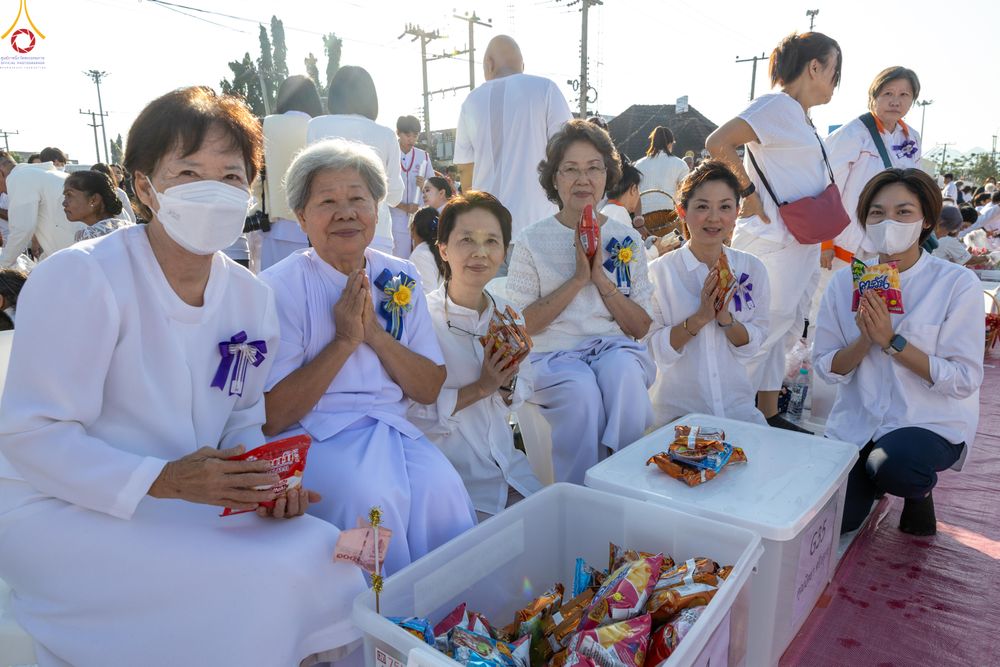 ภาพ No.282682:วันเสาร์ที่ 20 ธันวาคม พ.ศ.2568 พิธีตักบาตรพระ 10,000 รูป (ชุด 2) เนื่องในโอกาส 194 ปี จังหวัดกาญจนบุรี และอุทิศส่วนกุศลให้แด่บรรพชนทั้งหลาย บริเวณถนนสองแคว (Skywalk) เมืองกาญจนบุรี