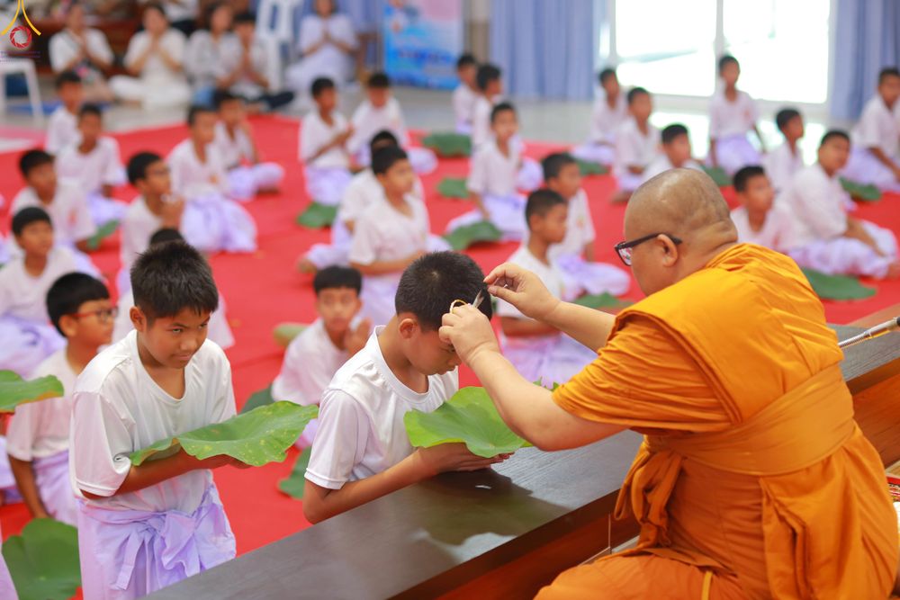 ภาพ No.320064:วันเสาร์ที่ 4 เมษายน 2569 พิธีตัดปอยผม ขอขมาผู้ปกครอง  มอบบาตร-ผ้าไตร และพิธีบรรพชาสามเณร 87 รูป  ณ ศูนย์ปฏิบัติธรรมระยอง(บ้านช่องลม)  ต.บางบุตร อ.บ้านค่าย จ.ระยอง