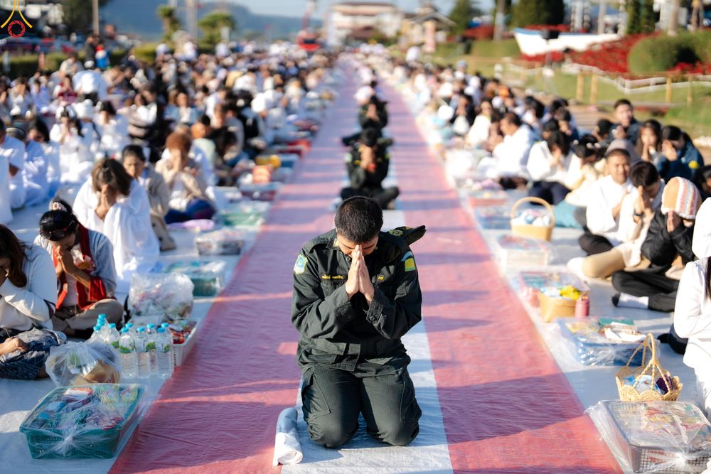 ภาพ No.281393:วันเสาร์ที่ 27 ธันวาคม พ.ศ.2568 พิธีตักบาตรพระ ๑,๐๐๐ รูป   เพื่อความเป็นสิริมงคลแก่ชีวิตและแผ่นดินไทย  มหากุศลครั้งยิ่งใหญ่แห่งปี ส่งท้ายปีเก่า ต้อนรับปีใหม่  ณ ถนนหน้าที่ว่าการอำเภอภูเรือ จังหวัดเลย