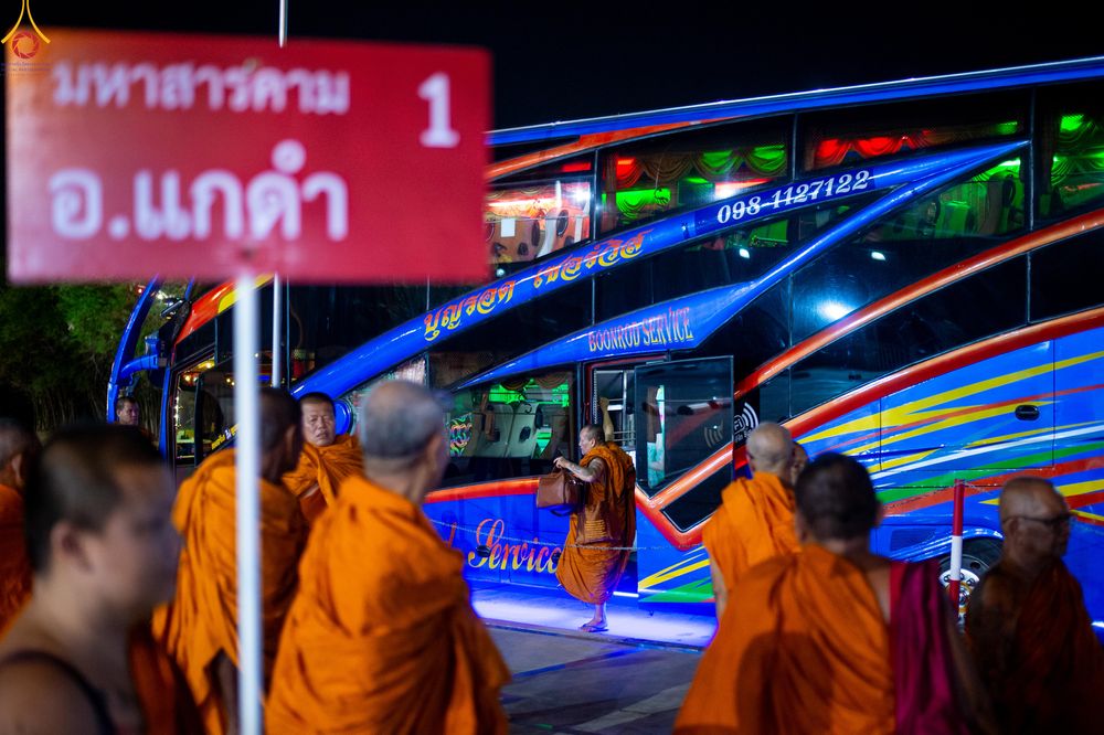 ภาพ No.323852:วันที่ 22 เมษายน พ.ศ.2569 (วันคุ้มครองโลก) งานถวายมหาสังฆทาน 40,000 กว่าวัดทั่วประเทศ บรรยากาศพระสังฆาธิการและสาธุชน  เดินทางเข้าวัดพระธรรมกาย และพักค้าง ตั้งแต่ ตอนเย็นวันที่ 21  ถึงเช้าวันที่ 22