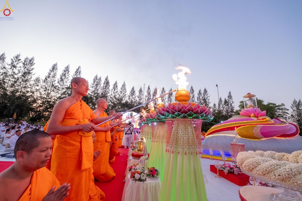 ภาพ No.292072:วันที่ 10 มกราคม พ.ศ. 2569 พิธีจุดประทีปถวายเป็นพุทธบูชา และบูชาธรรมมหาปูชนียาจารย์  ณ อนุสรณ์สถานคลองบางนางแท่น อ.สามพราน จ.นครปฐม ในโครงการธรรมยาตรา กตัญญูบูชา มหาปูชนียาจารย์ พระมงคลเทพมุนี(สด จนฺทสโร) พระผู้ปราบมาร อนุสรณ์สถาน 7 แห่ง ปีที่ 14