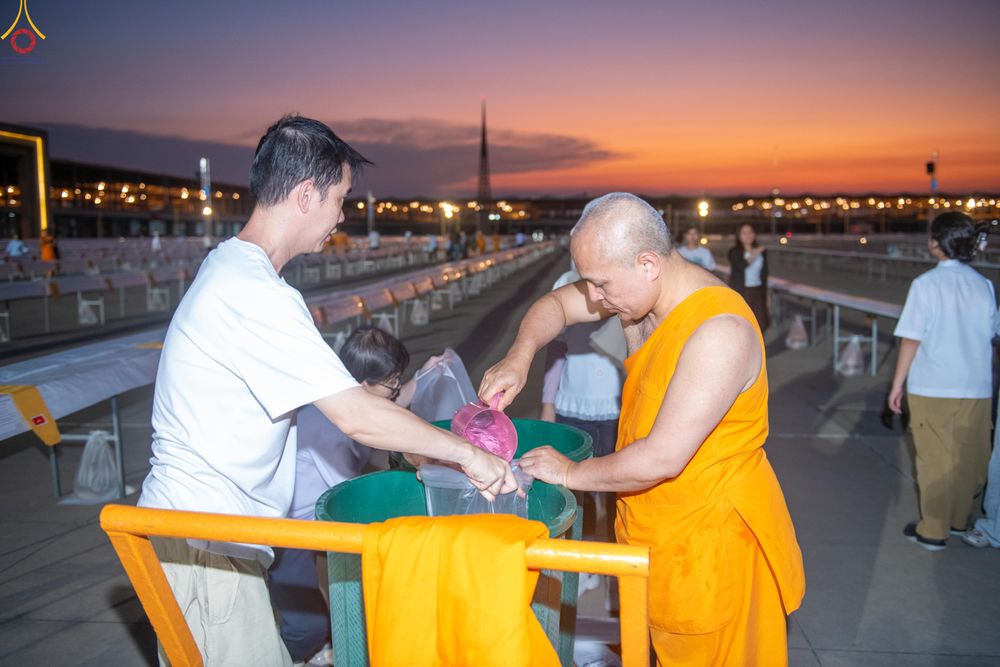 ภาพ No.321235:วันที่ 10-11 เมษายน พ.ศ.2569 การเตรียมกล่องไทยธรรม และการติดผ้ารับประเคน เพื่องานถวายมหาสังฆทาน 40,000 กว่าวัดทั่วประเทศ วันคุ้มครองโลก 22 เมษายน พ.ศ.2569 วัดพระธรรมกาย