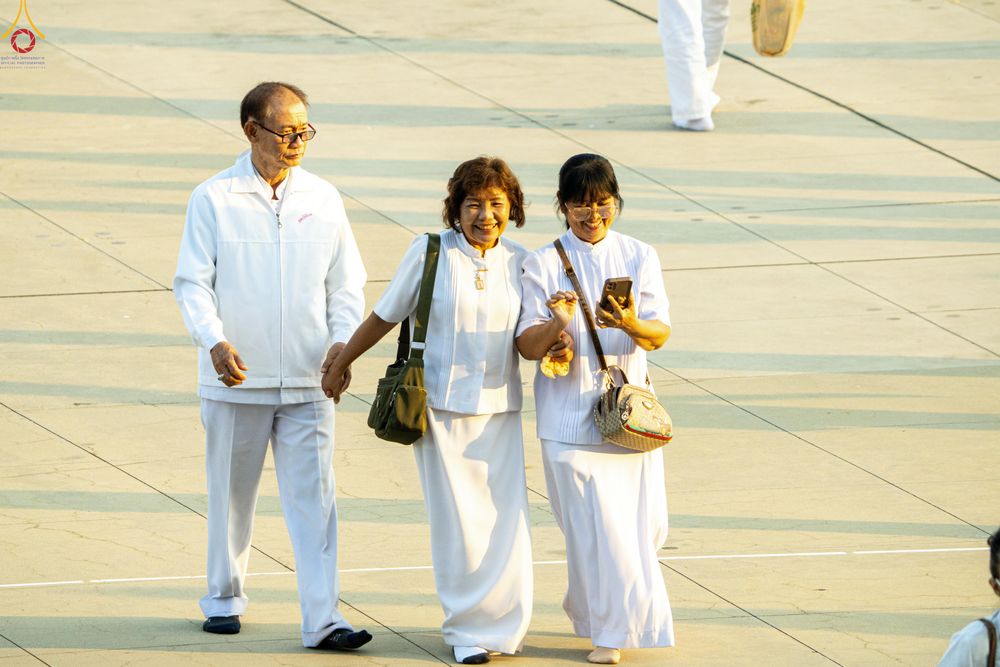 ภาพ No.279951:วันที่ 1 มกราคม พ.ศ.2569 พิธีตักบาตรในวันขึ้นปีใหม่ ณ ลานธรรม วัดพระธรรมกาย