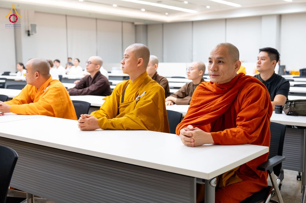 ภาพ No.324813:วันอังคารที่ 21 เมษายน พ.ศ.2569  หลวงพ่อทัตตชีโว รองเจ้าอาวาสวัดพระธรรมกาย ถวายการต้อนรับและปฏิสันถารคณะสงฆ์จากประเทศเวียดนาม