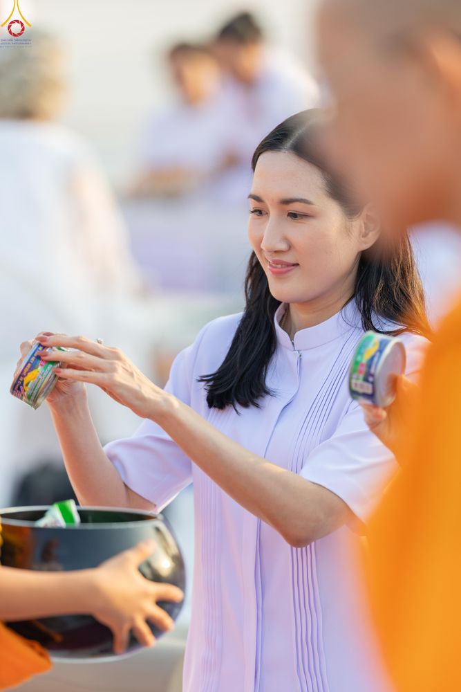 ภาพ No.279915:วันที่ 1 มกราคม พ.ศ.2569 พิธีตักบาตรในวันขึ้นปีใหม่ ณ ลานธรรม วัดพระธรรมกาย