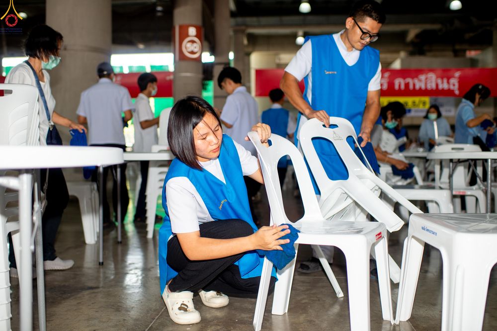 ภาพ No.322300:วันที่ 15 เมษายน พ.ศ.2569 การเตรียมงาน เช็ดโต๊ะ เก้าอี้ ปูผ้าโต๊ะฉัน เพื่องานถวายมหาสังฆทาน 40,000 กว่าวัดทั่วประเทศ วันคุ้มครองโลก 22 เมษายน พ.ศ.2569 วัดพระธรรมกาย