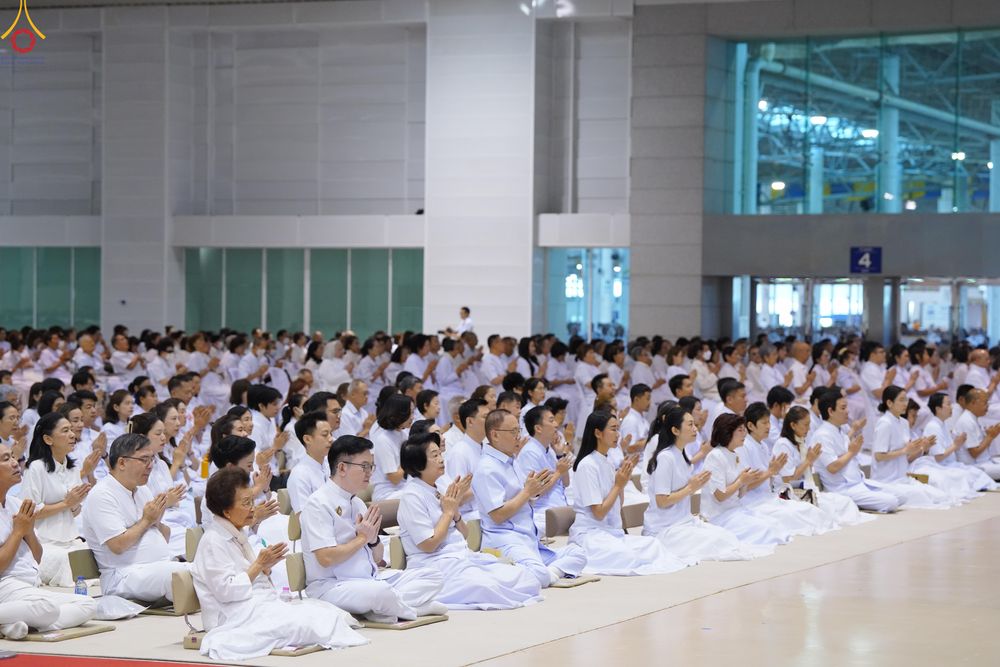 ภาพ No.311433:วันอาทิตย์ต้นเดือนที่ 1 มีนาคม พ.ศ.2569 พิธีตักบาตร และ พิธีบูชาข้าวพระ ณ สภาธรรมกายสากล วัดพระธรรมกาย