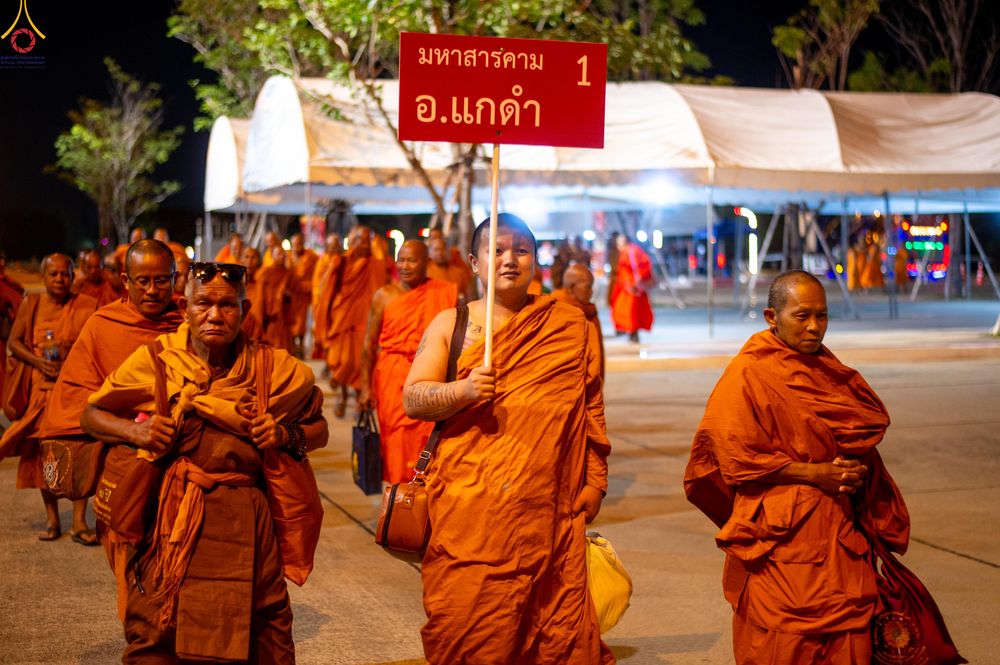 ภาพ No.323853:วันที่ 22 เมษายน พ.ศ.2569 (วันคุ้มครองโลก) งานถวายมหาสังฆทาน 40,000 กว่าวัดทั่วประเทศ บรรยากาศพระสังฆาธิการและสาธุชน  เดินทางเข้าวัดพระธรรมกาย และพักค้าง ตั้งแต่ ตอนเย็นวันที่ 21  ถึงเช้าวันที่ 22