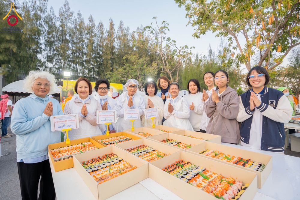 ภาพ No.292610:วันที่ 12 มกราคม พ.ศ. 2569 พิธีถวายภัตตาหารเป็นสังฆทาน แด่พระธรรมยาตรา ณ อนุสรณ์สถานมหาวิหารพระมงคลเทพมุนี (โลตัสแลนด์) อ.สองพี่น้อง จ.สุพรรณบุรี ในโครงการธรรมยาตรา กตัญญูบูชา มหาปูชนียาจารย์ พระมงคลเทพมุนี(สด จนฺทสโร) พระผู้ปราบมาร อนุสรณ์สถาน 7 แห่ง ปี