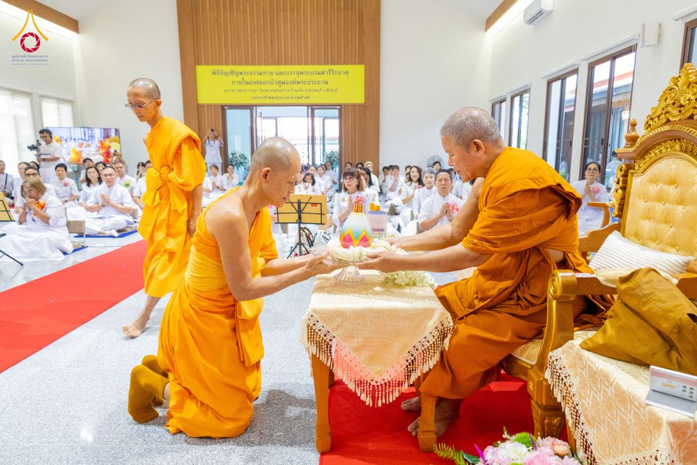 ภาพ No.336253:วันจันทร์ที่ 22 มิถุนายน พ.ศ.2569 พิธีอัญเชิญพระธรรมกาย และบรรจุพระบรมสารีริกธาตุ  ภายในเกศดอกบัวตูม องค์พระประธาน ณ อาคารสมปรารถนา วัดกลางธนรินทร์ ต.บ้านแป้ง อ.พรหมบุรี จ.สิงห์บุรี