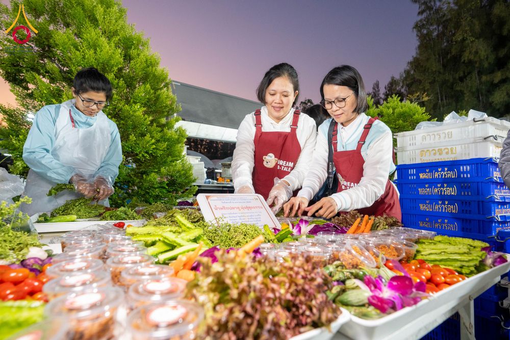 ภาพ No.293449:วันที่ 13 มกราคม พ.ศ. 2569 พิธีถวายภัตตาหารเป็นสังฆทาน แด่พระธรรมยาตรา ณ อนุสรณ์สถานมหาวิหารพระมงคลเทพมุนี (โลตัสแลนด์) อ.สองพี่น้อง จ.สุพรรณบุรี ในโครงการธรรมยาตรา กตัญญูบูชา มหาปูชนียาจารย์ พระมงคลเทพมุนี(สด จนฺทสโร) พระผู้ปราบมาร อนุสรณ์สถาน 7 แห่ง ปี