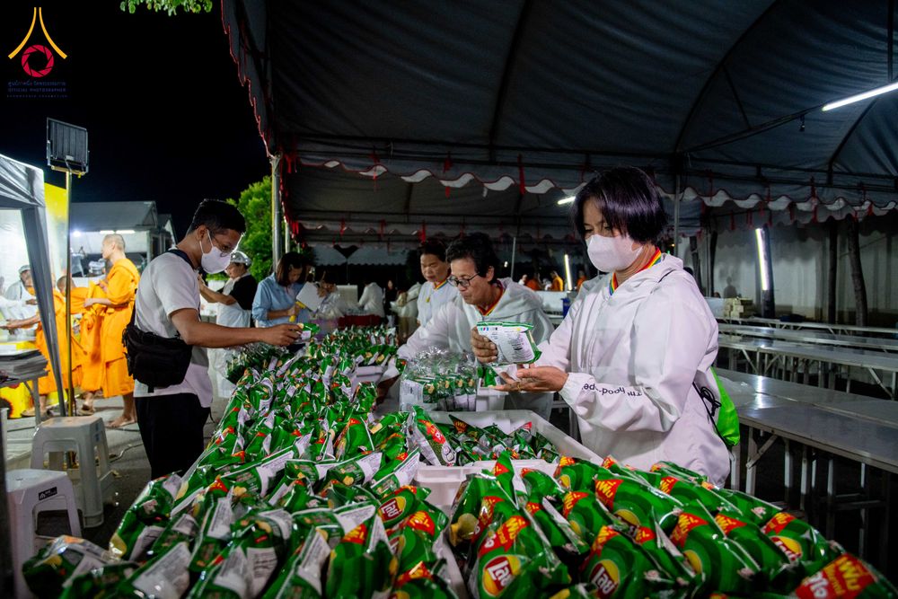 ภาพ No.288211:วันที่ 5 มกราคม พ.ศ. 2569 พิธีถวายภัตตาหารเป็นสังฆทาน แด่พระธรรมยาตรา ในโครงการธรรมยาตรา กตัญญูบูชา มหาปูชนียาจารย์ พระมงคลเทพมุนี(สด จนฺทสโร) พระผู้ปราบมาร อนุสรณ์สถาน 7 แห่ง ปีที่ 14 ณ อนุสรณ์สถานมหาวิหารพระมงคลเทพมุนี (โลตัสแลนด์) อ.สองพี่น้อง จ.สุพรร