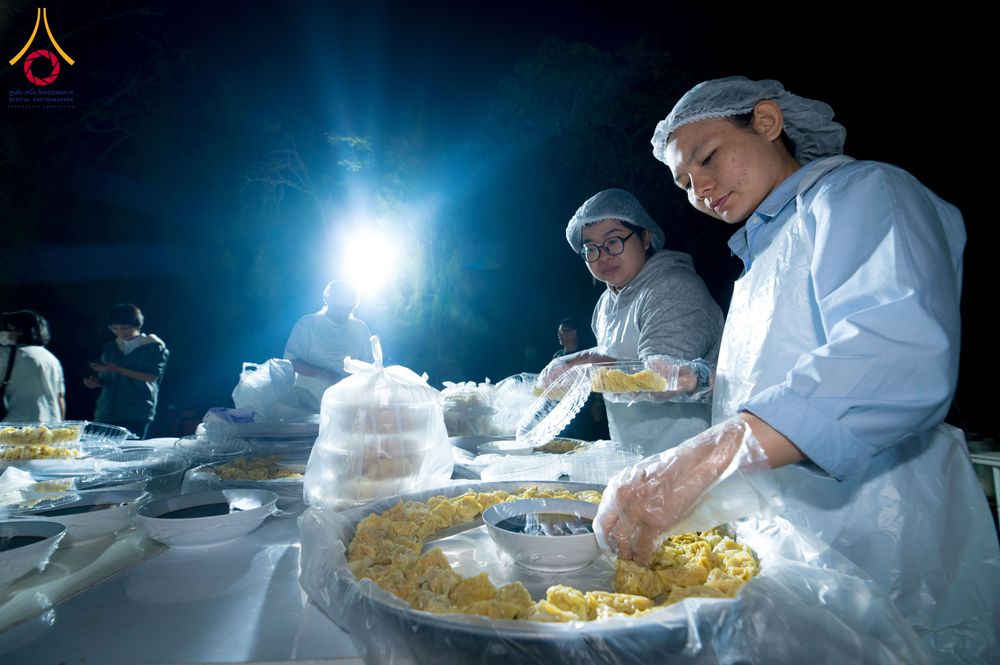 ภาพ No.287940:วันที่ 4 มกราคม พ.ศ. 2569 พิธีถวายภัตตาหารเป็นสังฆทาน แด่พระธรรมยาตรา ในโครงการธรรมยาตรา กตัญญูบูชา มหาปูชนียาจารย์ พระมงคลเทพมุนี(สด จนฺทสโร) พระผู้ปราบมาร อนุสรณ์สถาน 7 แห่ง ปีที่ 14 ณ อนุสรณ์สถานมหาวิหารพระมงคลเทพมุนี (โลตัสแลนด์) อ.สองพี่น้อง จ.สุพรร