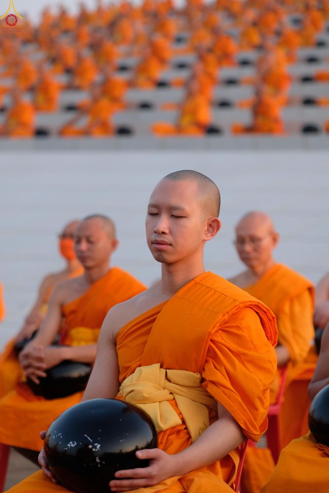 ภาพ No.279723:วันที่ 1 มกราคม พ.ศ.2569 พิธีตักบาตรในวันขึ้นปีใหม่ ณ ลานธรรม วัดพระธรรมกาย