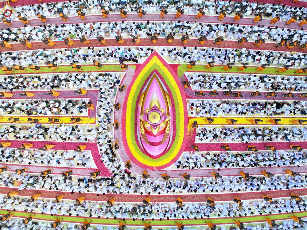 ภาพ No.287495:วันที่ 3 มกราคม พ.ศ. 2569 พิธีต้อนรับพระธรรมยาตรา ในโครงการธรรมยาตรา กตัญญูบูชา มหาปูชนียาจารย์ พระมงคลเทพมุนี(สด จนฺทสโร) พระผู้ปราบมาร อนุสรณ์สถาน 7 แห่ง ปีที่ 14 ณ อนุสรณ์สถานมหาวิหารพระมงคลเทพมุนี (โลตัสแลนด์) อ.สองพี่น้อง จ.สุพรรณบุรี