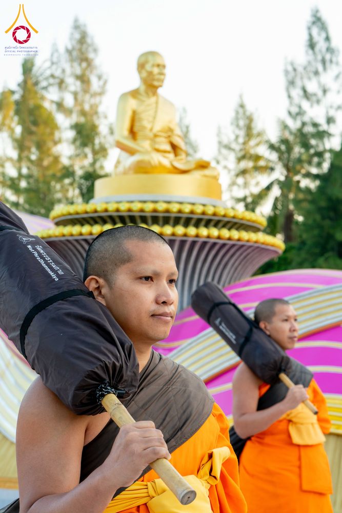 ภาพ No.290635:วันที่ 8 มกราคม พ.ศ. 2569 พระธรรมยาตราปฏิบัติธรรม และถ่ายภาพหมู่ประวัติศาสตร์ ในโครงการธรรมยาตรา กตัญญูบูชามหาปูชนียาจารย์ พระมงคลเทพมุนี(สด จนฺทสโร) พระผู้ปราบมาร อนุสรณ์สถาน 7 แห่ง ปีที่ 14 ณ อนุสรณ์สถานคลองบางนางแท่น อ.สามพราน จ.นครปฐม