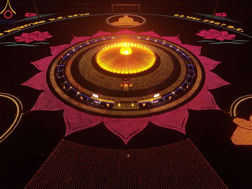 ภาพ No.279260:พิธีจุดวิสาขประทีป พิธีเวียนประทักษิณ ในวันวิสาขบูชา พุธที่ 22 พฤษภาคม พ.ศ. 2567 ( วันพระขึ้น 15 ค่ำ เดือน 6 ) ณ ลานธรรม พระมหาธรรมกายเจดีย์ วัดพระธรรมกาย จ.ปทุมธานี