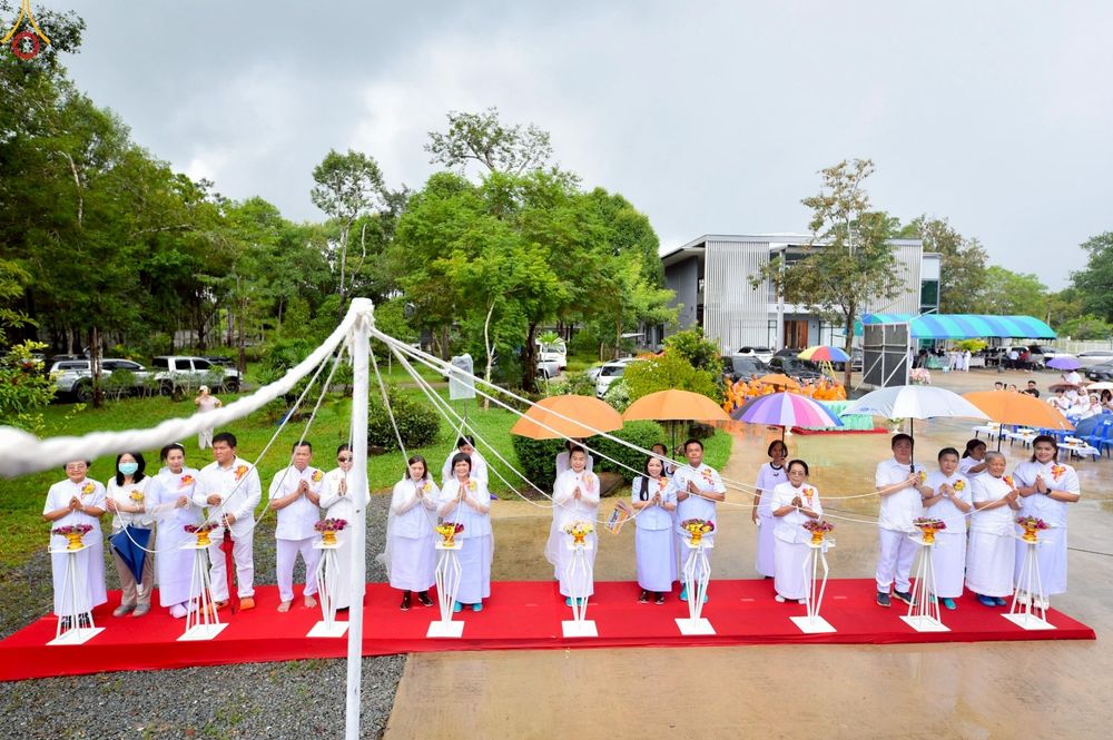 ภาพ No.249975:วันอังคารที่ 30 กันยายน พ.ศ. 2568 พิธีตอกเสามงคลต้นแรกอาคารเศรษฐีถาวร ที่พักผู้มาปฏิบัติธรรม ณ ศูนย์ปฏิบัติธรรมจันทบุรี