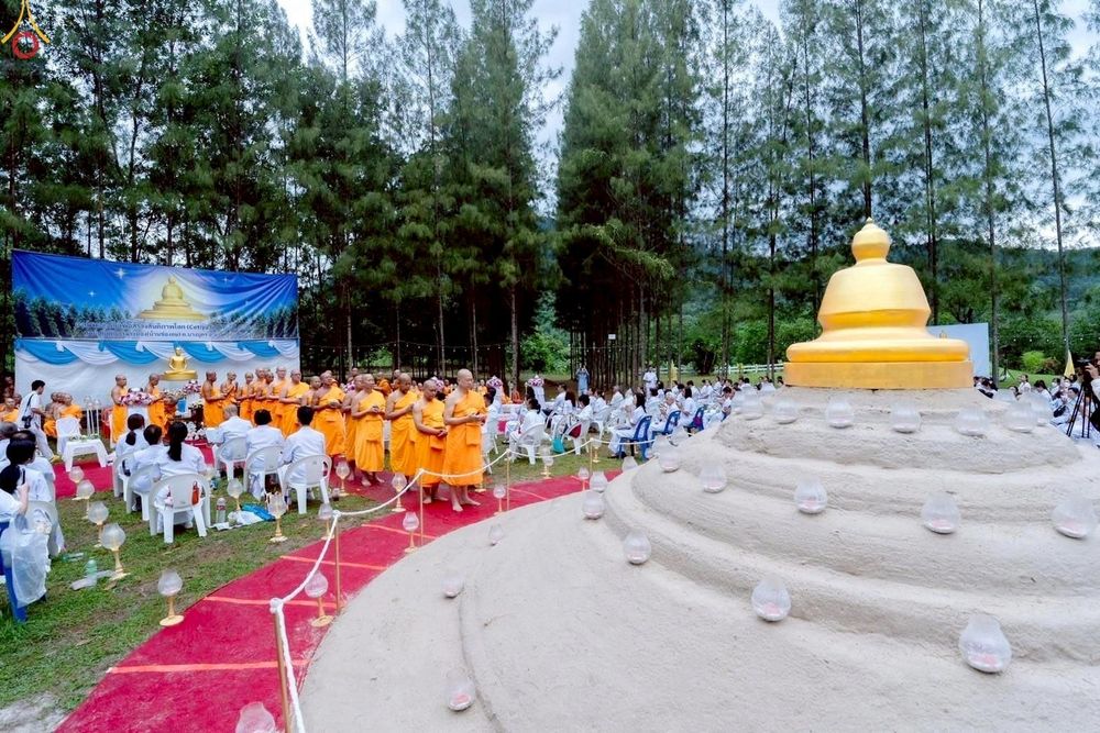 ภาพ No.238374:วันเสาร์ที่ 9 สิงหาคม พ.ศ. 2568 พิธีกลั่นแผ่นดิน โปรยทราย และจุดประทีปถวายเป็นพุทธบูชา จ.ระยอง สถาปนาองค์พระเจดีย์เพื่อสร้างสันติภาพโลก ณ ศูนย์ปฏิบัติธรรมระยอง(บ้านช่องลม) ต.บางบุตร อ.บ้านค่าย จ.ระยอง