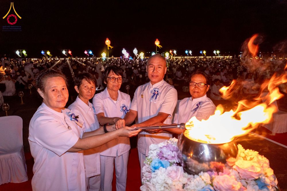 ภาพ No.266131:วันพุธที่ 5 พฤศจิกายน พ.ศ. 2568 (วันพระ ขึ้น 15 ค่ำ เดือน 12) พิธีจุดประทีปโคมลาน, โคมลอย และลอยกระทง ถวายประทีปเป็นพุทธบูชา สร้างความสว่างไสวให้กับแผ่นดินด้วยแสงธรรม ณ พุทธอุทยานนานาชาติ จังหวัดหนองคาย