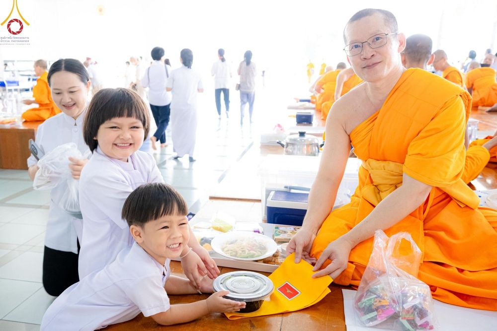 ภาพ No.165807:พิธีถวายภัตตาหารเมนูสวรรค์ วันที่ 26 ตุลาคม พ.ศ. 2567 ณ หอฉันคุณยายอาจารย์ฯ วัดพระธรรมกาย